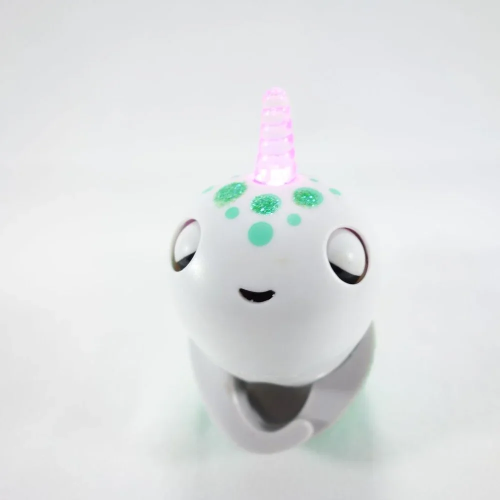 Wowwee 2018 Fingerling Glitter Narwhai Glow in‎ the Dark Raya Interactive Toy